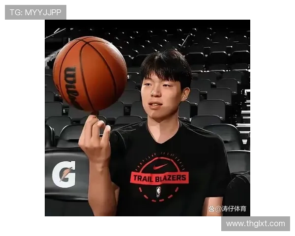 杨瀚森训练场上拼成狠角色，下场就爱穿超大拖鞋，真是两个极端生活剧本